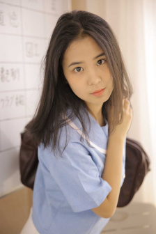 美女脱裤衩露出尿口给男子摸